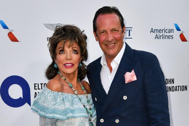 Joan Collins und ihr Ehemann posieren auf einer Veranstaltung der Elton John AIDS Foundation.