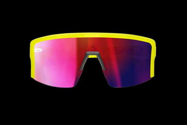 Eine gelbe Sportbrille mit verspiegelten Gläsern vor schwarzem Hintergrund.