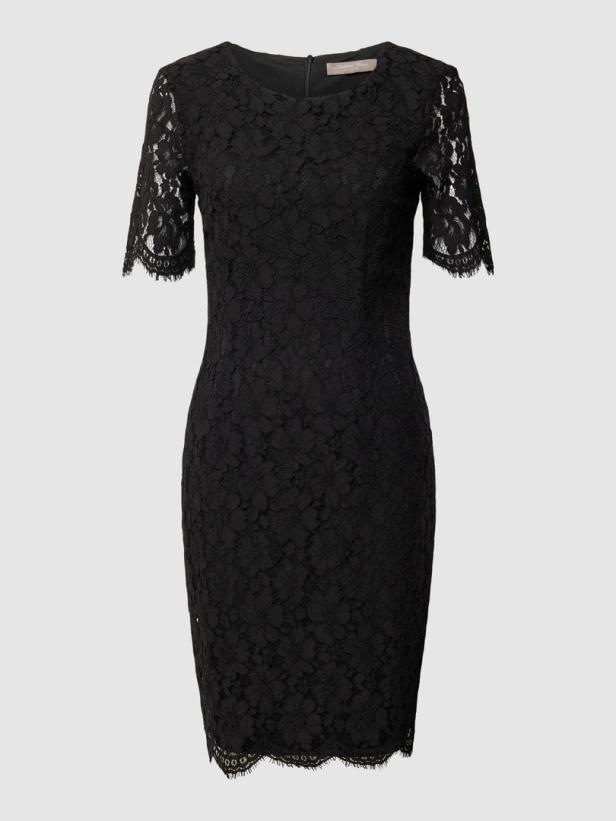 Ein schwarzes, eng anliegendes Spitzenkleid mit kurzen Ärmeln.