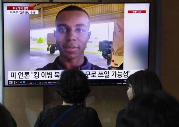 US soldier crosses border and flees to North Korea