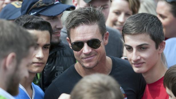 Der ehemalige australische Cricketspieler Brett Lee umringt von Fans.