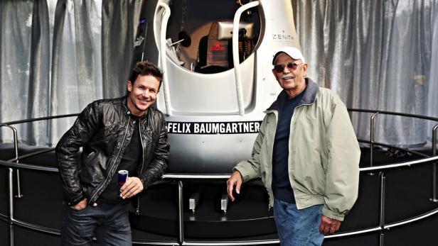 Felix Baumgartner mit einer weiteren Person vor seiner Raumkapsel.