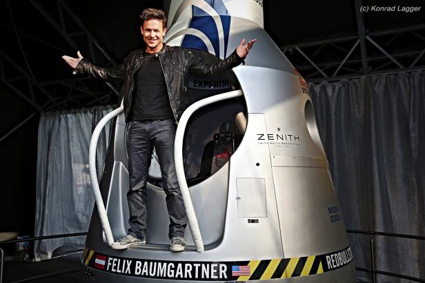 Felix Baumgartner posiert vor der Red Bull Stratos Kapsel.
