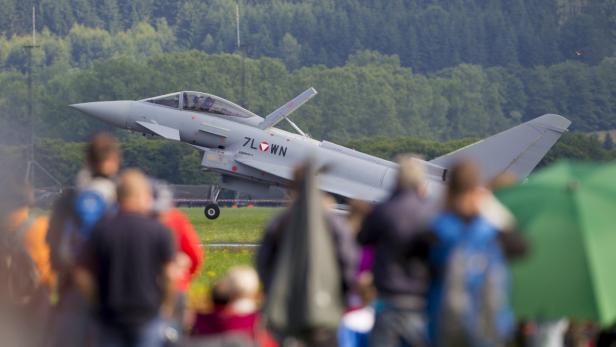 Ein Eurofighter des österreichischen Bundesheeres startet vor Publikum.