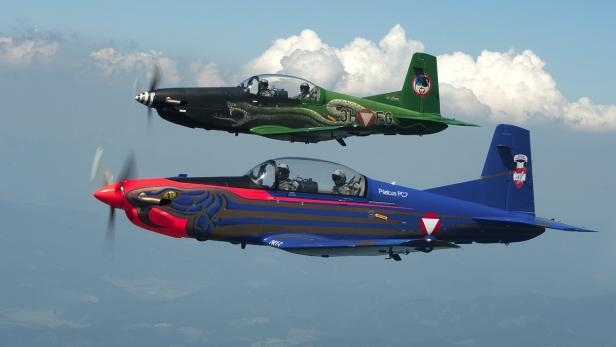 Zwei Pilatus PC-7 Flugzeuge der österreichischen Luftwaffe fliegen in Formation.
