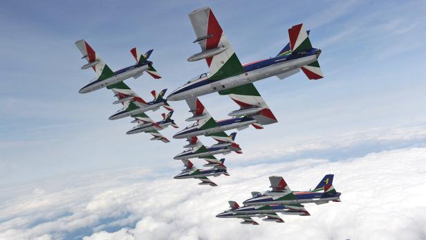 Eine Formation von Flugzeugen der italienischen Kunstflugstaffel Frecce Tricolori fliegt am Himmel.