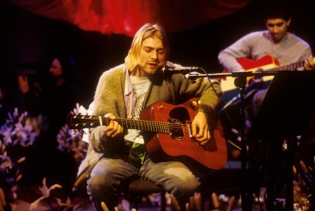 Kurt Cobain von Nirvana spielt während eines Konzerts Akustikgitarre.