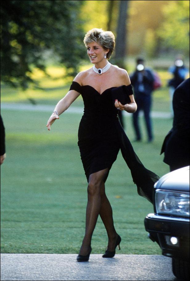 Prinzessin Diana in einem schwarzen Kleid und einer Halskette.