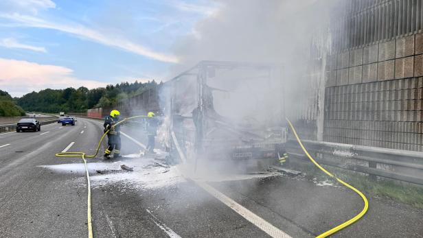 Hitze begünstigt Fahrzeugbrände: Transporter auf Westautobahn in Flammen