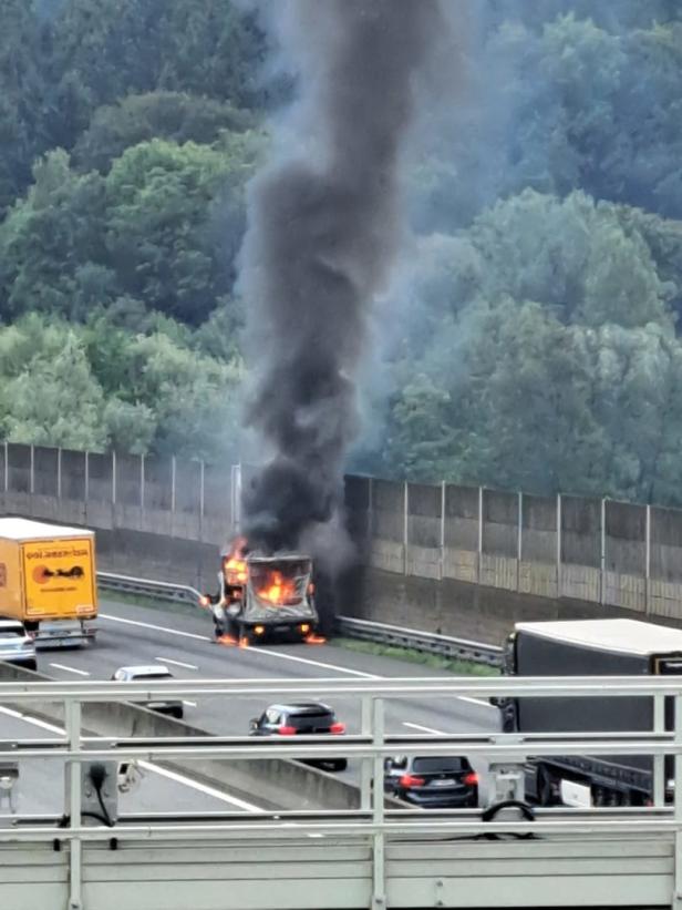 Hitze begünstigt Fahrzeugbrände: Transporter auf Westautobahn in Flammen