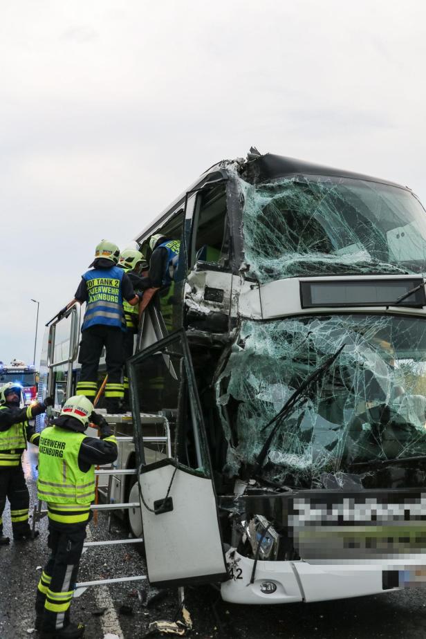 Zwei Doppeldecker-Reisebusse in Niederösterreich zusammengestoßen