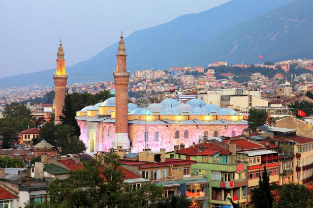 Die Große Moschee von Bursa in der Türkei bei Dämmerung.