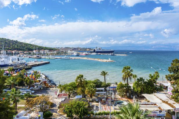 Blick auf den Hafen von Izmir, Türkei, mit Schiffen und Palmen.