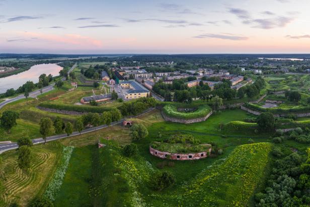 Luftaufnahme von Daugavpils, Lettland, mit Festungsanlagen im Vordergrund.