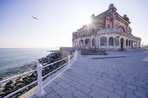 Das verlassene Casino von Constanța in Rumänien am Ufer des Schwarzen Meeres.