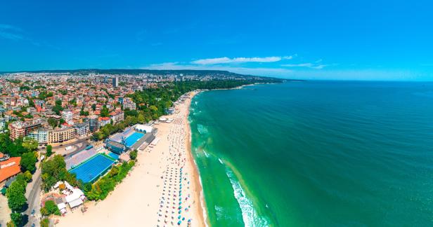 Ein Panoramablick auf einen belebten Strand und die Stadt Warna in Bulgarien.
