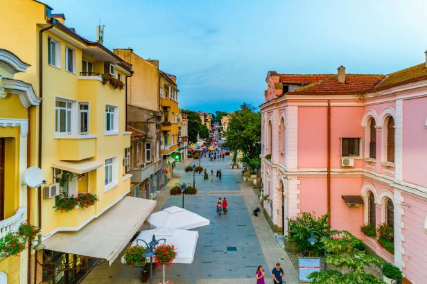 Eine belebte Fußgängerzone in Plowdiw, Bulgarien, gesäumt von farbenfrohen Gebäuden.