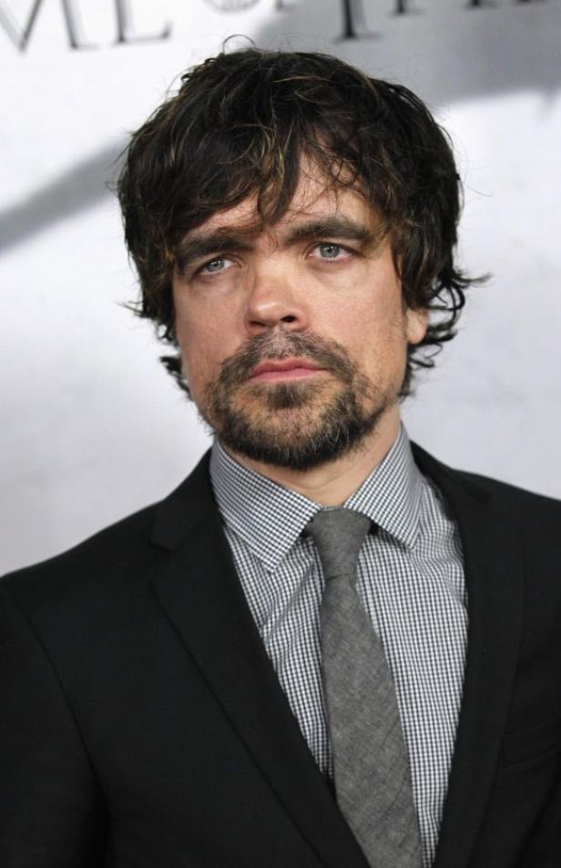 Porträt von Peter Dinklage mit Anzug und Krawatte.