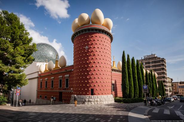 Das Teatre-Museu Dalí in Figueres mit seinem Turm, der mit Eiern geschmückt ist.