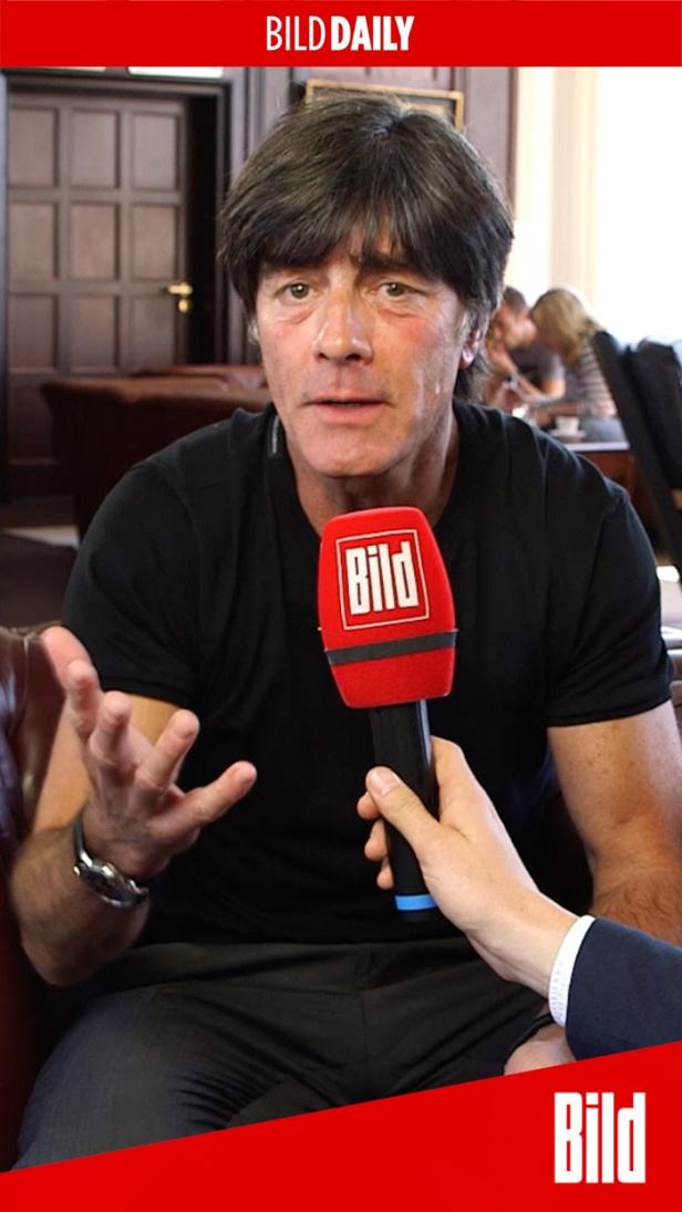 Joachim Löw gibt ein Interview mit einem Mikrofon der „Bild“-Zeitung.