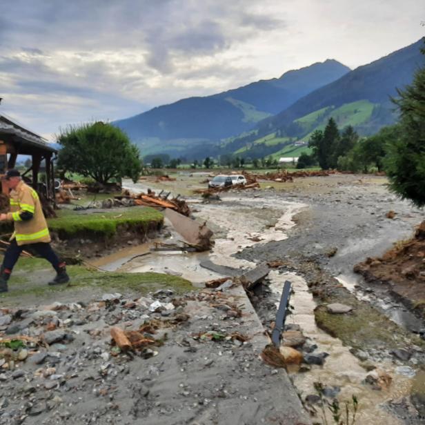 Geflutete Straßen und Vermurungen: Familie in Salzburg evakuiert