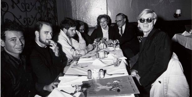 Andy Warhol und andere speisen im Restaurant „El Quijote“ in New York.