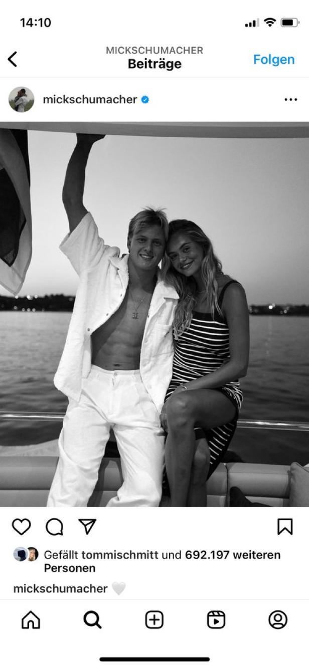 Mick Schumacher posiert mit einer Frau auf einem Boot.