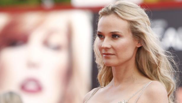 Diane Kruger posiert auf einem roten Teppich.