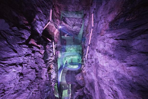 Besucher erkunden „Bounce Below“ in einem Bergwerk von Zipworld.