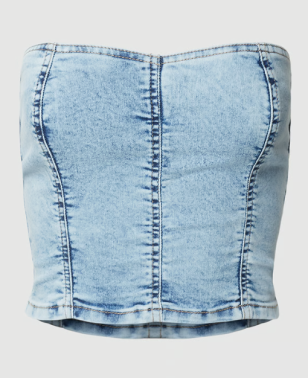 Ein hellblaues, trägerloses Jeans-Top.