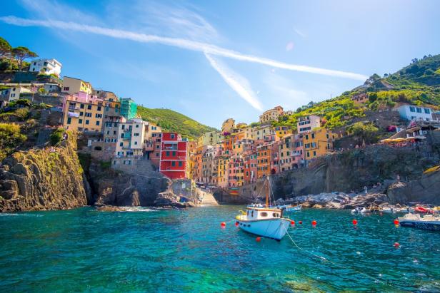 Blick auf die bunten Häuser von Riomaggiore an der Via dell'Amore.
