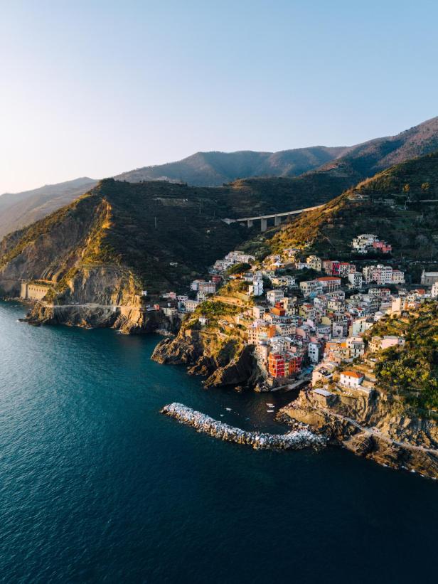 Luftaufnahme von Manarola, einem Küstenort in Cinque Terre, Italien.