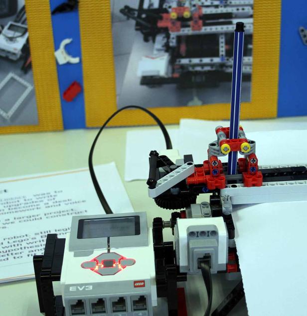 Ein Lego EV3 Roboter mit einem Stift, der anscheinend schreiben soll.