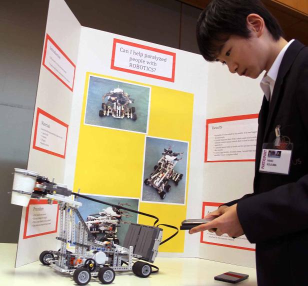 Hibiki Kojima präsentiert ein Robotik-Projekt zur Unterstützung von Menschen mit Lähmungen.