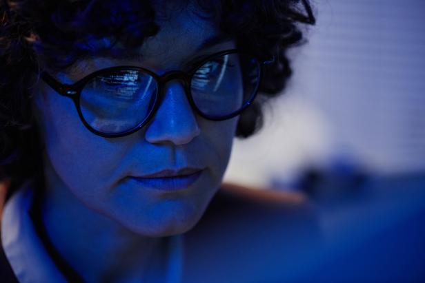 Brillengläser mit Blaulichtfilter: Was bringen sie tatsächlich?