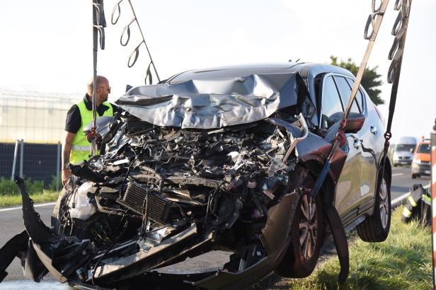 Tödlicher Unfall: Pkw stieß mit Betonmischer zusammen
