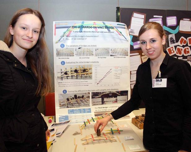 Zwei junge Frauen präsentieren ein Projekt über Leonardo da Vinci Brücken.