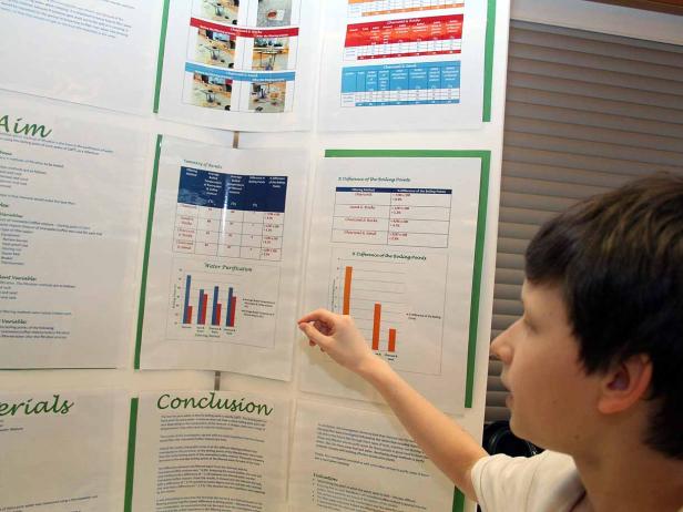 Ein Jugendlicher präsentiert eine wissenschaftliche Präsentation über Wasserreinigung.