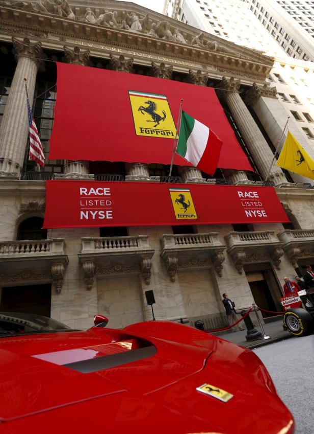 A Ferrari sports car sits outside the New York Sto New York: Ferraris starkes Debut an der Börse