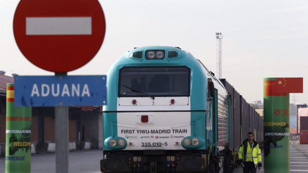 Der erste Zug von Yiwu nach Madrid passiert eine Zollkontrolle.