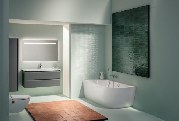 Eine moderne Badezimmerausstattung mit Badewanne, Waschtisch und Toilette.
