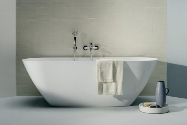 Die Badewanne LUA von Laufen in einem Badezimmer.