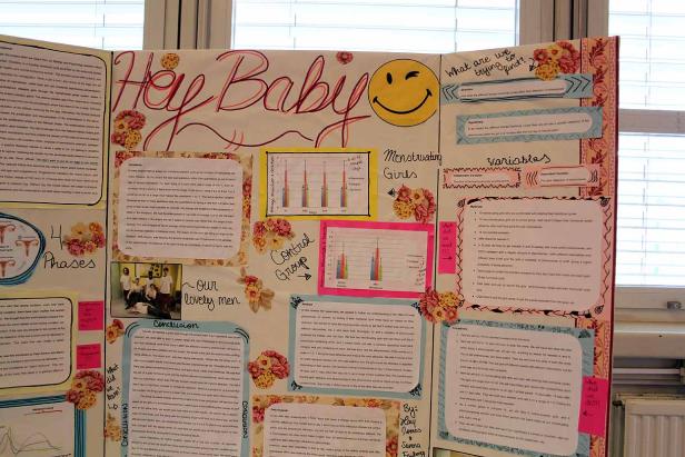 Ein Wissenschaftsprojekt über Menstruation und Anziehung mit dem Titel „Hey Baby“.