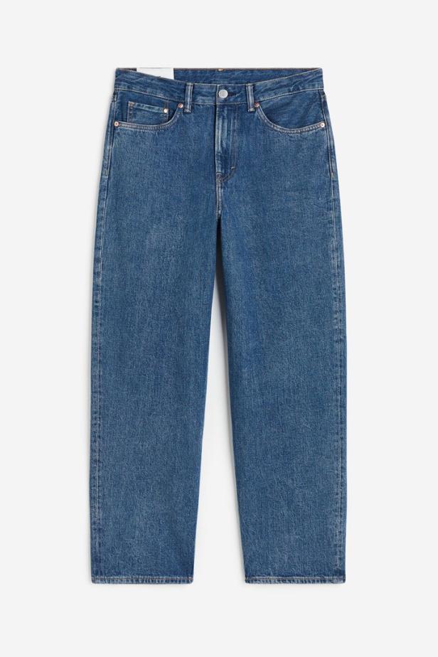 Eine blaue Jeanshose vor einem weißen Hintergrund.