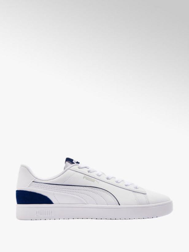 Ein weißer Puma-Sneaker mit blauen Akzenten steht auf einem weißen Hintergrund.