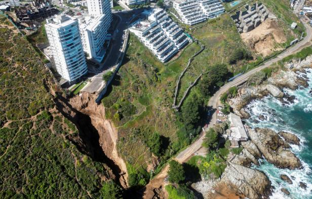 Riesiges Loch im Boden: Chilenisches Wohngebiet steht am Abgrund