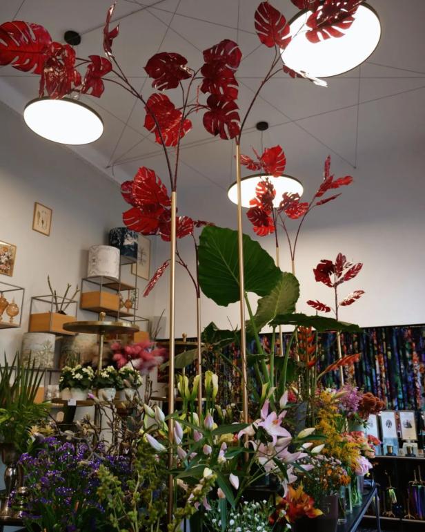 Blumenarrangements in einem Blumengeschäft in Wien.