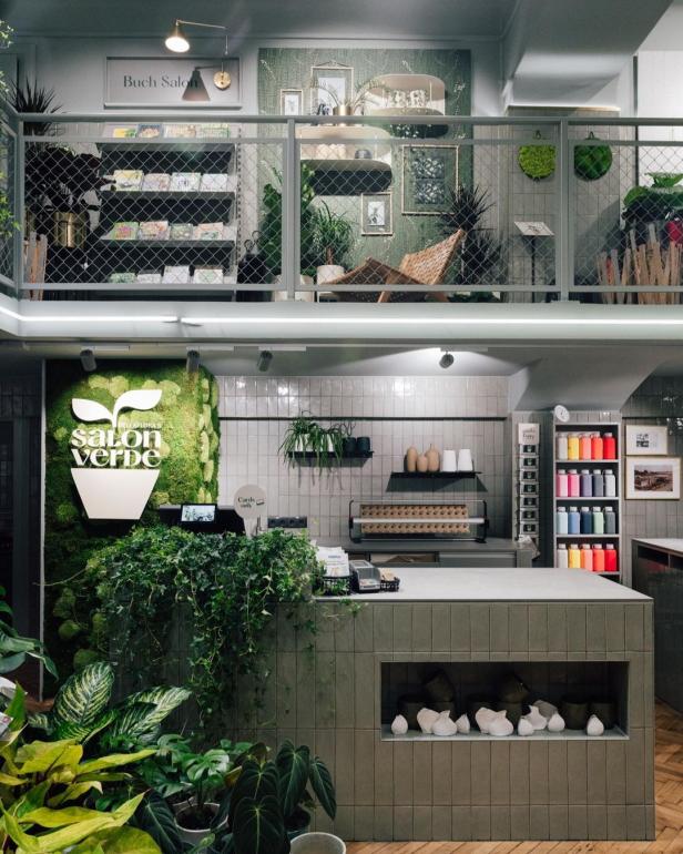 Innenansicht des „Salon Verde“ mit Pflanzen und einem Verkaufsbereich.