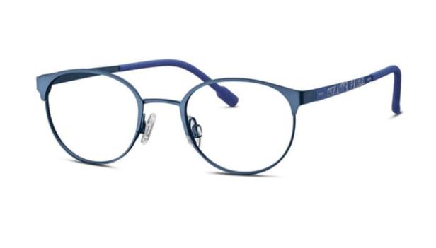 Eine blaue Brille mit runden Gläsern liegt vor einem weißen Hintergrund.