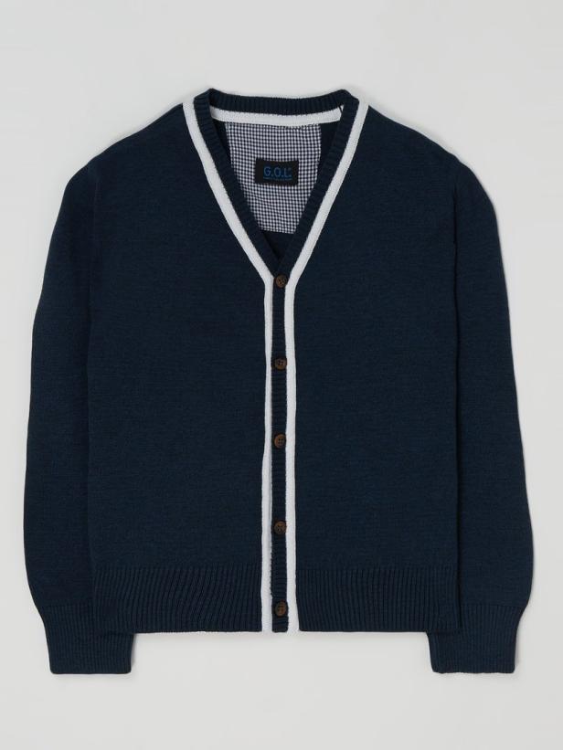 Eine dunkelblaue Strickjacke mit weißen Streifen und Knöpfen.